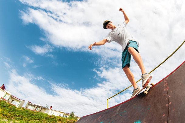 Young boy doing the trick on the ramp - 写真・画像