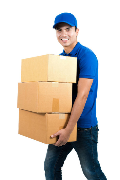 Sorridente consegna uomo scatole di contenimento
  - Foto, immagini