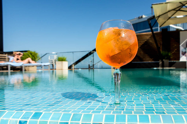 Cold cocktail aperol spritz on the edge of the pool - Zdjęcie, obraz