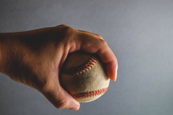 stary Baseball i rękawice na tle drewna z filtr efektu retro styl vintage - Zdjęcie, obraz
