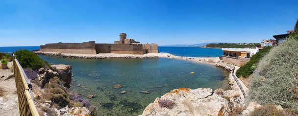 Calabria, Olaszország: a Jón-tengerre és az aragóniai vár, Le Castella, egy erőd, egy kis csík a land kilátással a Costa dei Saraceni azonos alakú falucskában épült Isola Capo Rizzuto - Fotó, kép