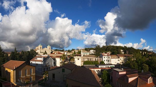 Italia: lo skyline di Vibo Valentia, città della regione Calabria le cui radici risalgono alla Magna Gracie e antichità, con vista sulle case, i tetti e la chiesa di San Leoluca
 - Foto, immagini