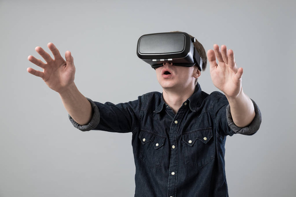 Man in virtual reality - Foto, imagen