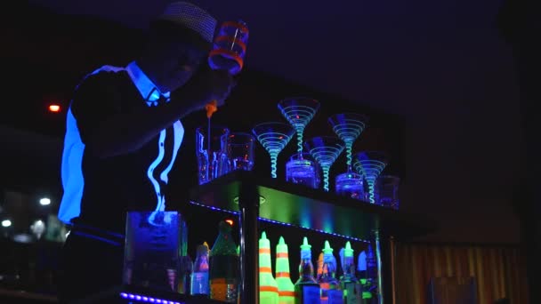 Mužské barman žonglování láhev a udělat koktejl. Barmanská show, jasné záběry, muž profesionální barman. pohled zdola - Záběry, video