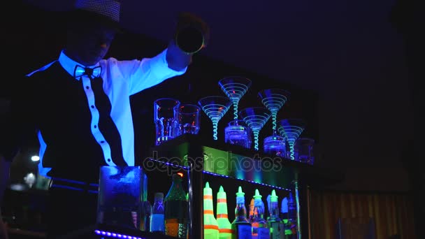 Mužské barman žonglování láhev a udělat koktejl. Barmanská show, jasné záběry, muž profesionální barman. pohled zdola - Záběry, video
