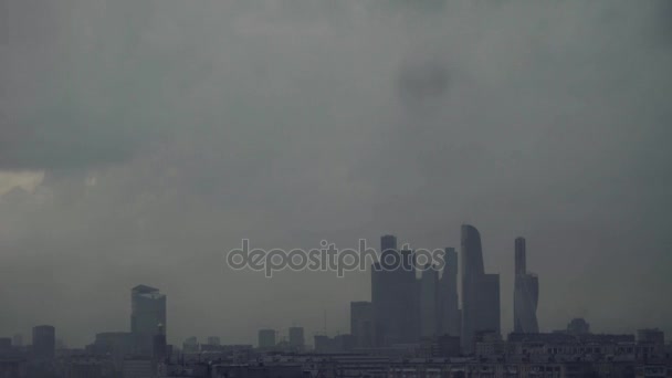 Βροχή στη Μόσχα. Θέα σε σύγχρονα κτίρια - Πλάνα, βίντεο