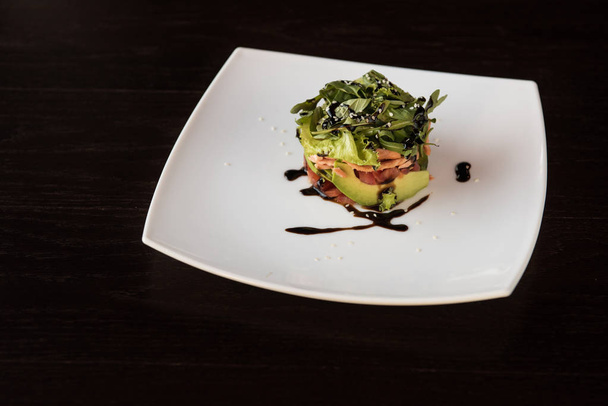 Салат з салату з авокадо помідорів та лосося
 - Фото, зображення