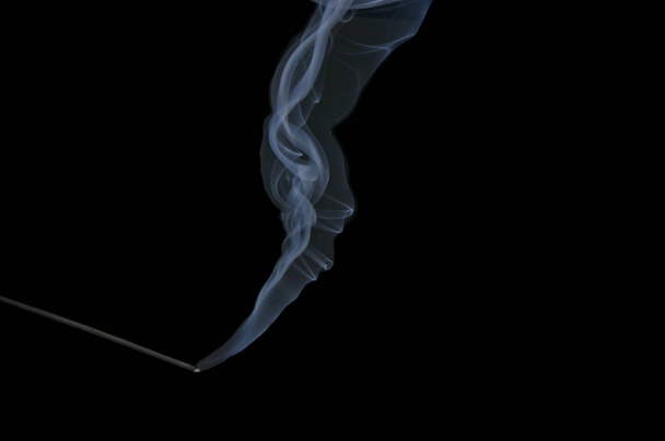 humo sobre fondo negro - Foto, imagen