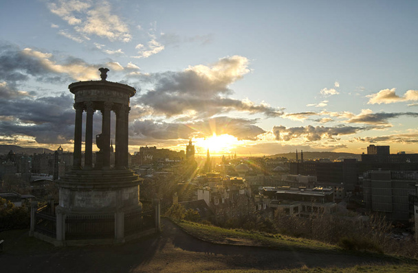 Auringonlasku Edinburghissa
 - Valokuva, kuva