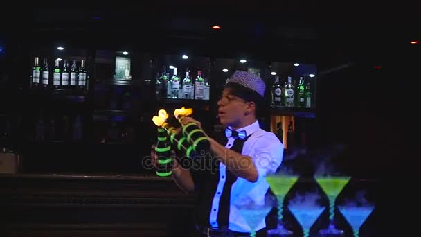 männliche Barkeeper Jonglieren Flasche mit Feuer. Barmann-Show, klare Aufnahmen, Mann professioneller Barkeeper - Filmmaterial, Video