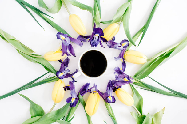 Taza de café, tulipanes amarillos y flores de iris púrpura
 - Foto, Imagen