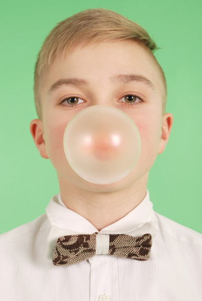 Мальчик, дующий пузырь жвачки
 - Фото, изображение