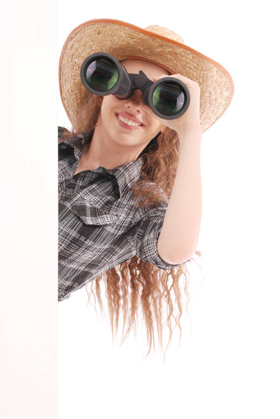 Привлекательная улыбающаяся девушка с биноклем
 - Фото, изображение