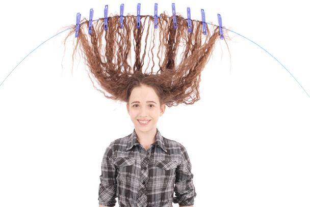 Mädchen trocknet ihre Haare auf einem Seil. - Foto, Bild