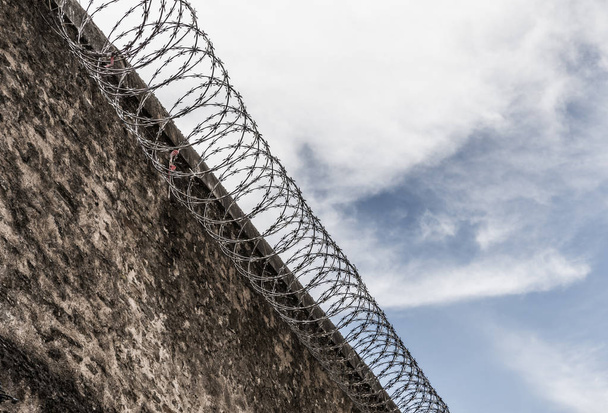 Dikenli telli hapishane duvarı - Fotoğraf, Görsel