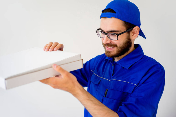 Pizza delivery man - Foto, imagen