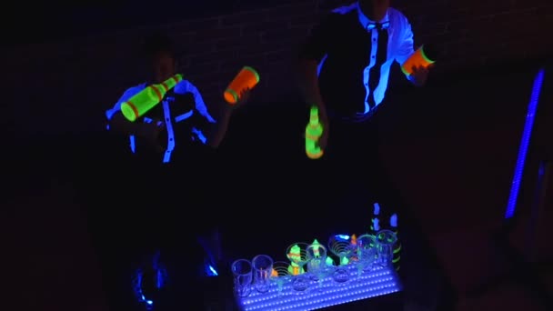 barman Toon. Twee barmen jongleren flessen en bekerglas voor het mengen. Slow-motion. bovenaanzicht - Video