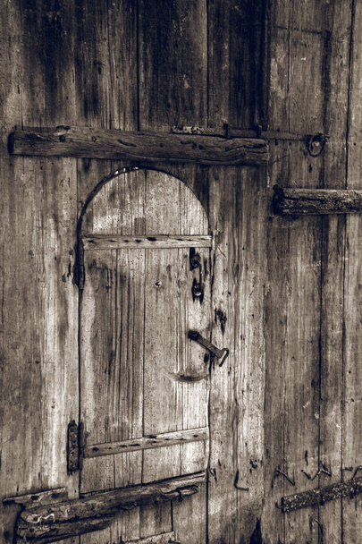 древняя деревянная дверь пещеры в Хндзоресском пещерном поселке (XIII век, заселена до 1950-х годов), Сюникская область, Армения
 - Фото, изображение