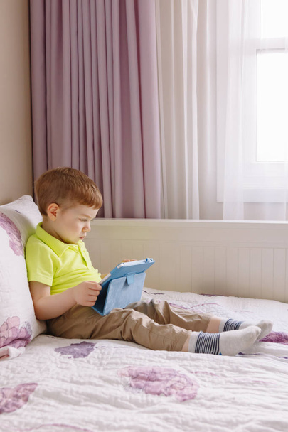 Junge spielt mit digitalem Tablet  - Foto, Bild