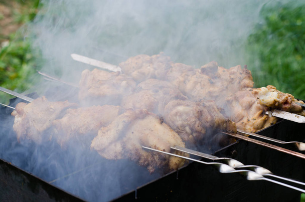 Shashlik marinado o shish kebab, carne cruda a la parrilla en brocheta de metal, de cerca. Enfoque selectivo
 - Foto, imagen
