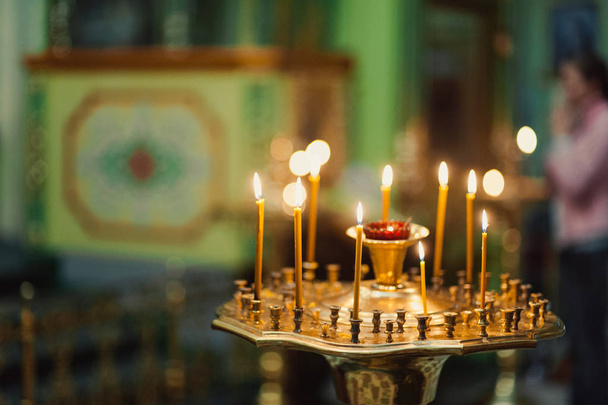 Oltár templom Biblia gyertyák korona kereszt ikon - Fotó, kép