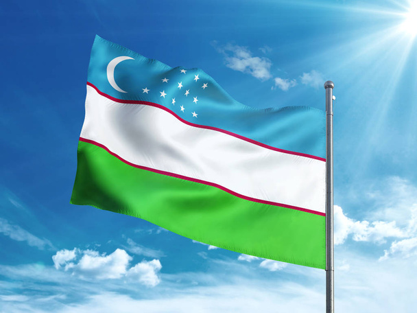 Özbek bayrak mavi gökyüzünde sallayarak - Fotoğraf, Görsel