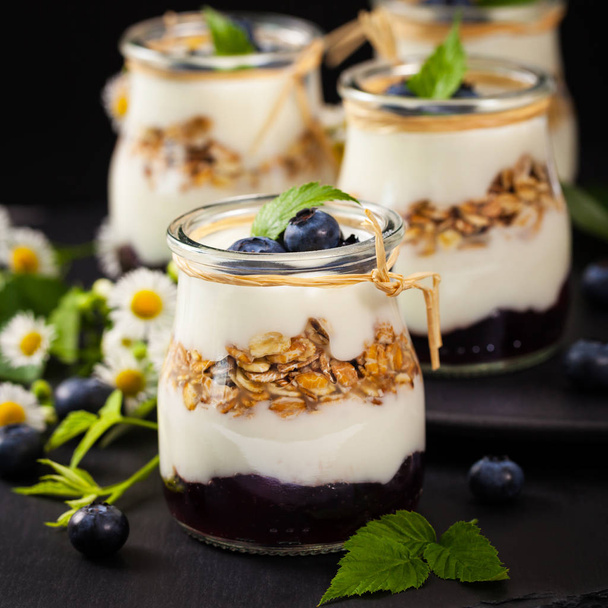 Granola con yogur, miel y arándanos
 - Foto, Imagen