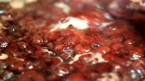 Főzés ízletes strawberry jam - Felvétel, videó