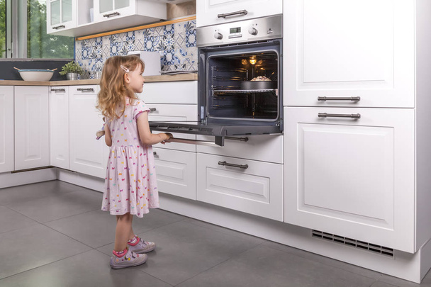 toddler girl in the kitchen - Zdjęcie, obraz