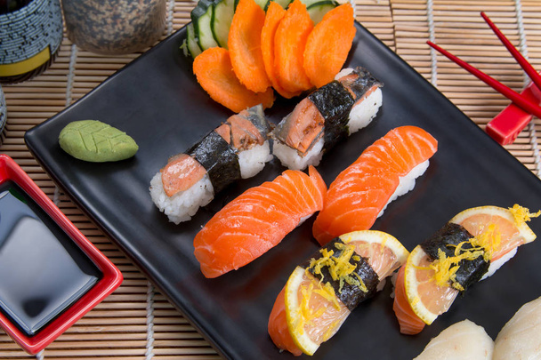 Rolos de sashimi e sushi
 - Foto, Imagem