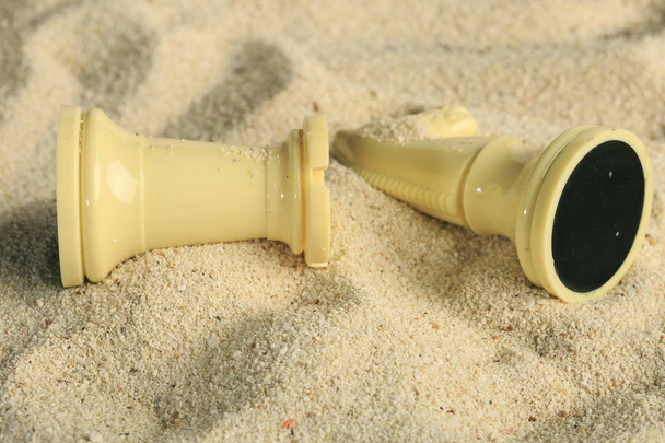 Peças de xadrez em uma duna de areia
 - Foto, Imagem