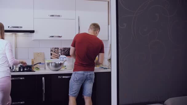 Young married couple preparing breakfast in their kitchen. - Materiał filmowy, wideo