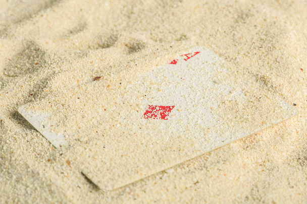 Πόκερ Παιγνιόχαρτα θαμμένο σε μια θίνη άμμου - Φωτογραφία, εικόνα