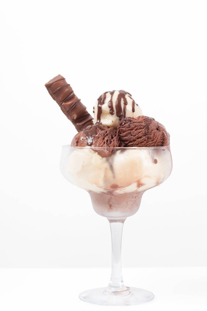 Chocolade en vanille ijs in beker op witte achtergrond. - Foto, afbeelding