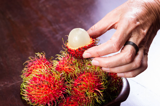 Rambutan una fruta tropical dulce
  - Foto, imagen