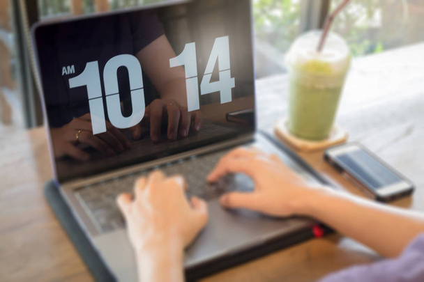 Женщина с ноутбуком в кофейне
 - Фото, изображение