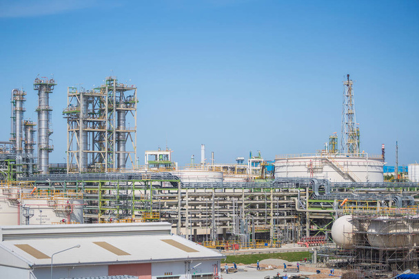 Ropa naftowa i rafinerii zakład przemysłowy z błękitnego nieba - Zdjęcie, obraz