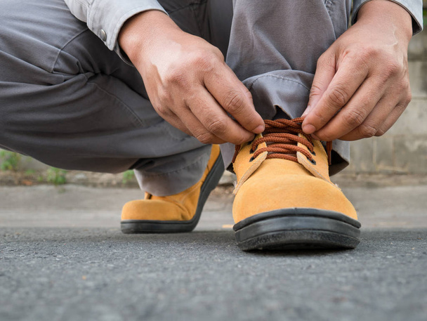 Чоловік носить взуття безпеки на вулиці
  - Фото, зображення