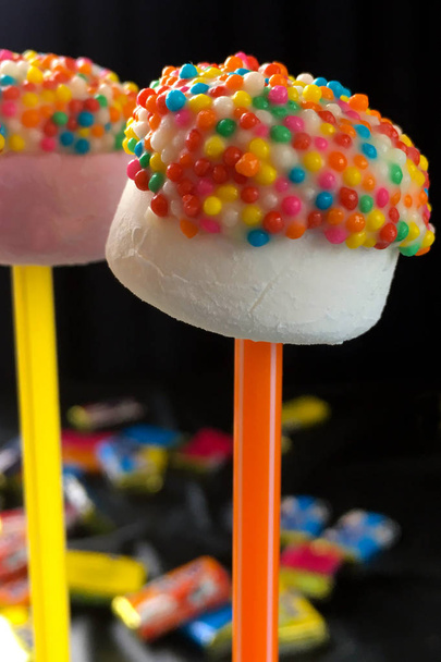 Marshmallow-Bonbons am Stock - Foto, Bild