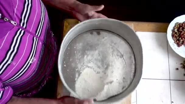Przesiewanie mąki sito - Materiał filmowy, wideo