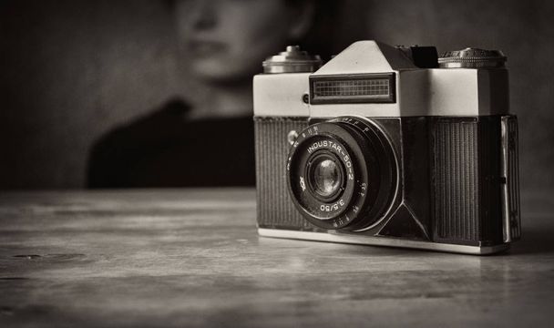 Vanha kamera vuosikerta pöydällä
 - Valokuva, kuva