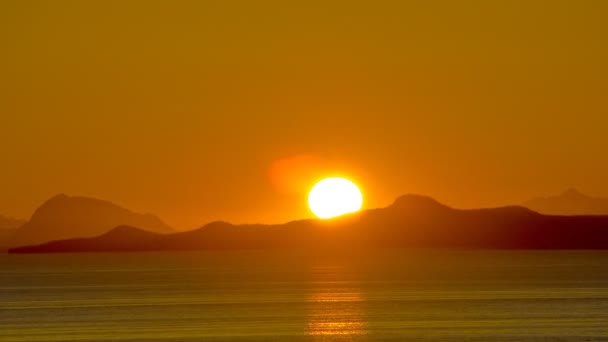 zachód słońca nad wodą - Materiał filmowy, wideo