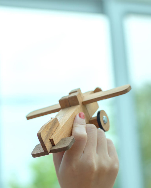 concept de voyage d'affaires, jeune femme jouant jouet avion, touris
 - Photo, image