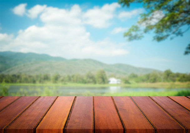Valittu keskittyä tyhjä ruskea puinen pöytä ja sininen taivas tai vuori
 - Valokuva, kuva