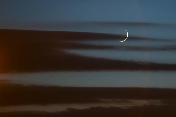 Lua ao pôr do sol
 - Foto, Imagem