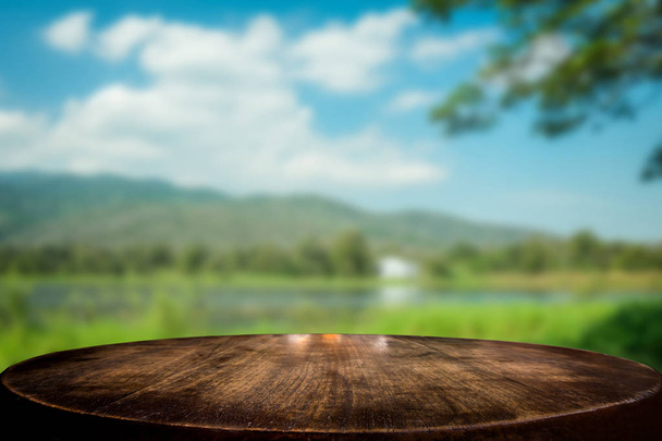 Geselecteerde focus lege bruin houten tafel en blauwe hemel of berg - Foto, afbeelding