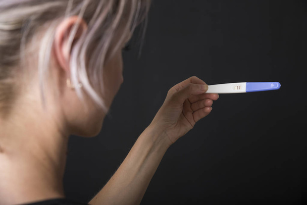 Frau mit Schwangerschaftstest, Neues Leben und neues Familienkonzept. - Foto, Bild