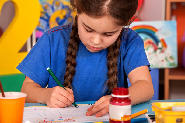 Μικρών μαθητών κορίτσι ζωγραφική τέχνη σχολική τάξη. - Φωτογραφία, εικόνα