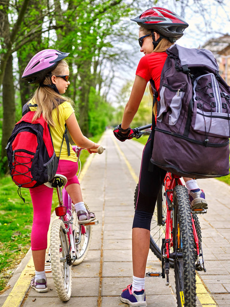Bisiklet yolu işaret çocuklu. Sırt çantası ile kask giyen kızlar . - Fotoğraf, Görsel