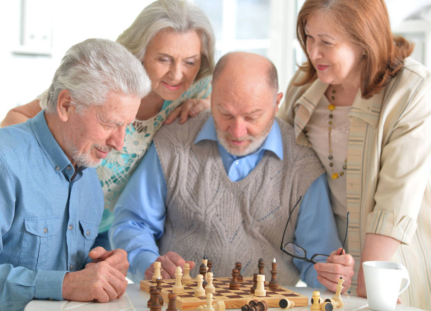 пары, играющие в шахматы
 - Фото, изображение